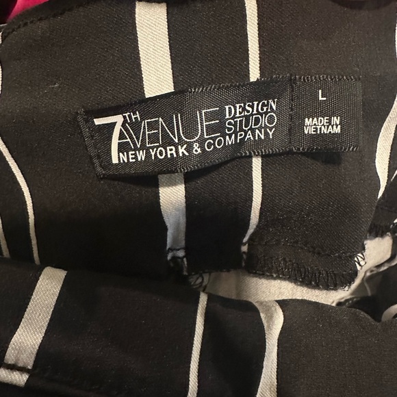 New York & Company Pull On Capri Pant - Picture 3 of 4